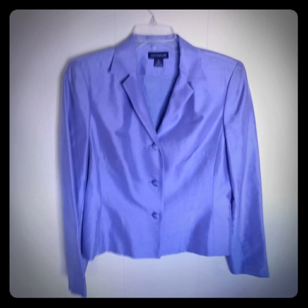 Tailored 100% silk blazer fully lined in acetate